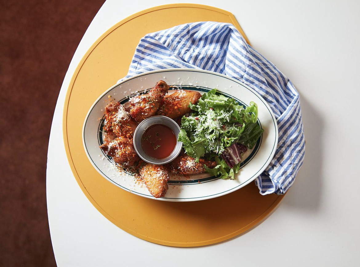 Buffalo wings & Salad